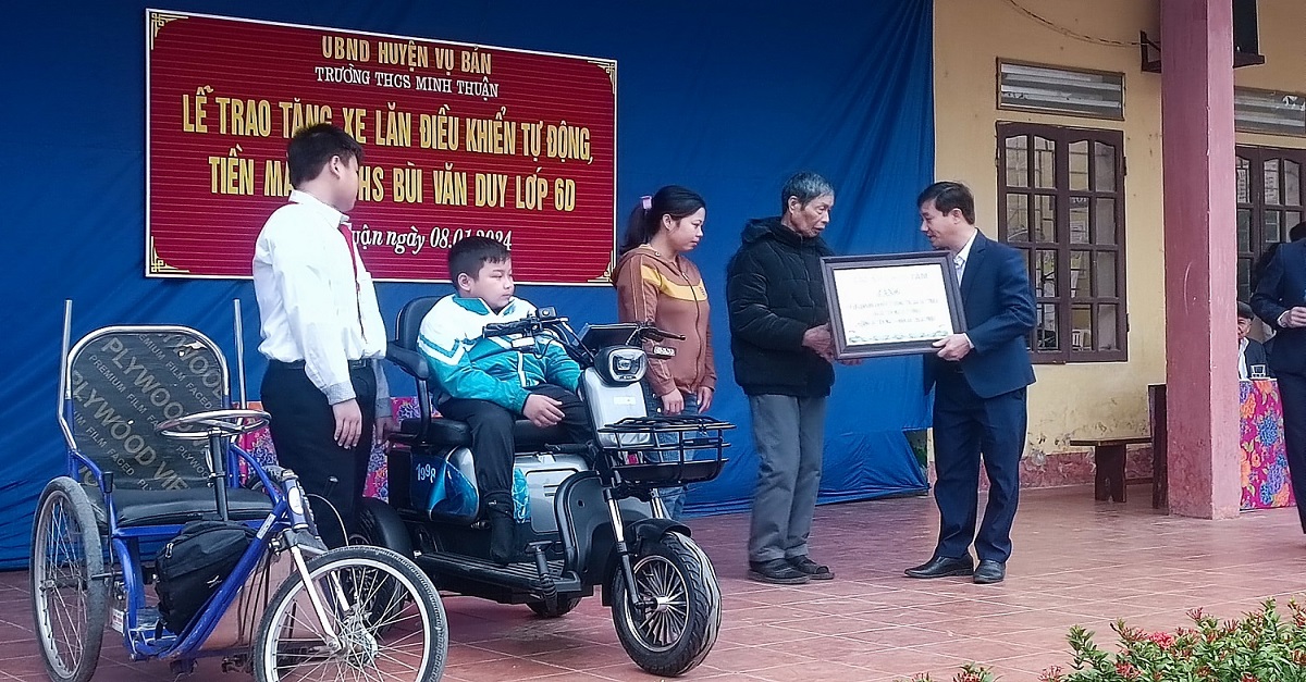 Trường THCS Minh Thuận (Vụ Bản): Trao tặng em Bùi Bảo Duy chiếc xe lăn điều khiển tự động và tiền mặt với tổng giá trị là 26,430 triệu đồng.