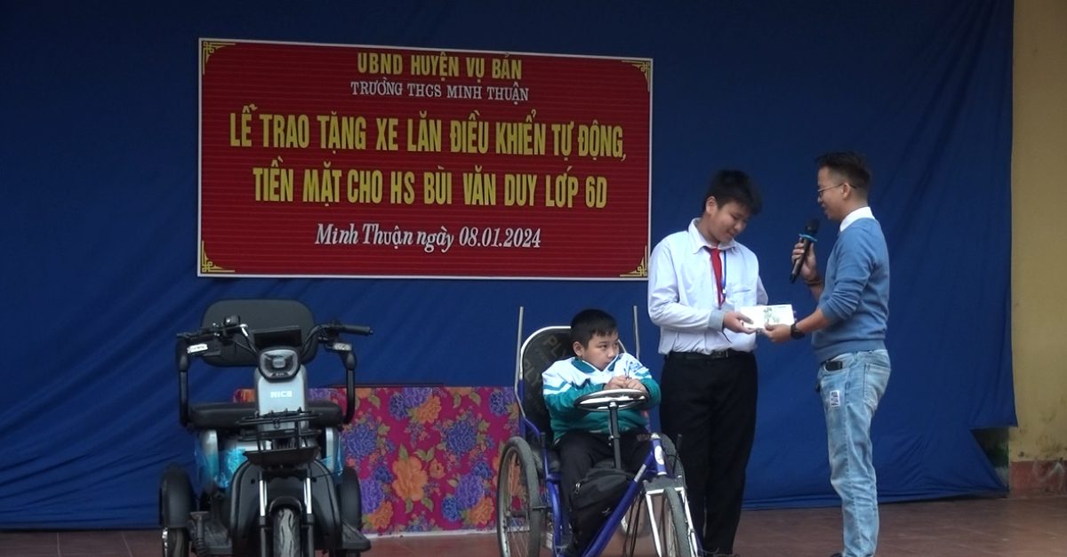 Nhà báo Ngự Miêu tặng em Trần Huy Mẫn số tiền 500.000đ vì đã cõng bế bạn Duy mỗi lần đến lớp